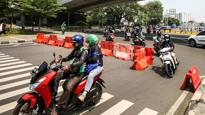 Pengendara Terobos Pos Penyekatan Tanah Abang yang Tidak Dijaga - Bagian 2