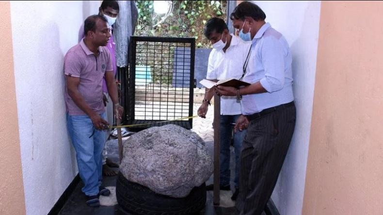 Pria Ini Temukan Batu Safir Raksasa Seharga Rp1,5 Triliun di Belakang Rumah