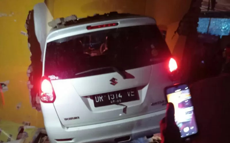 Tembok Jebol Ditabrak Mobil, Pemilik Rumah di Loteng Terjepit Bodi Kendaraan