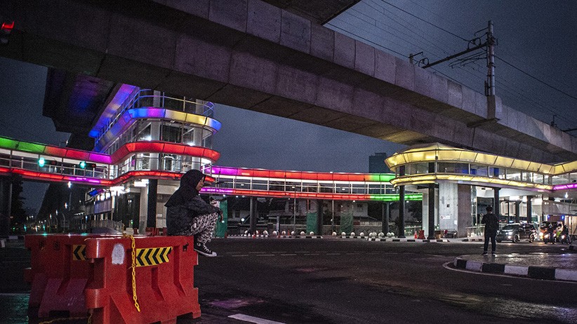 Warna-warni Lampu Halte Skybridge CSW Kebayoran Baru - Bagian 3