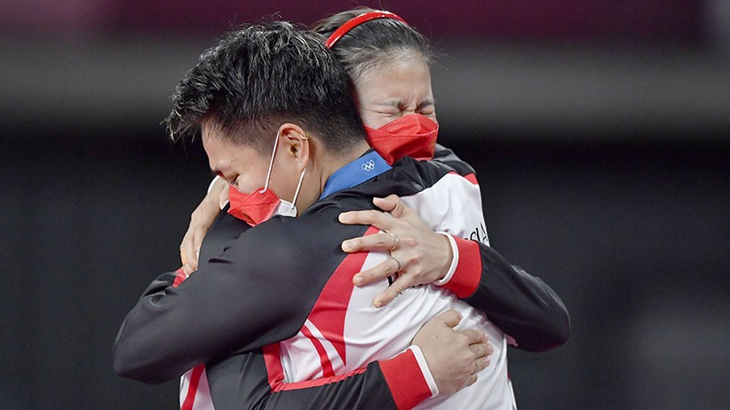 Ekspresi Greysia-Apriyani Cium Medali Emas Olimpiade Tokyo - Bagian 3