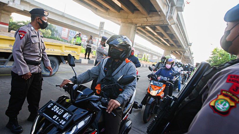 Mobilitas Kendaraan Meningkat di Kalimalang pada Hari Terakhir PPKM Level 4 - Bagian 1