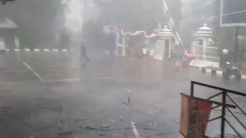 Warga Panik dan Kumandangkan Takbir saat Hujan Disertai Angin Terjang Cimahi
