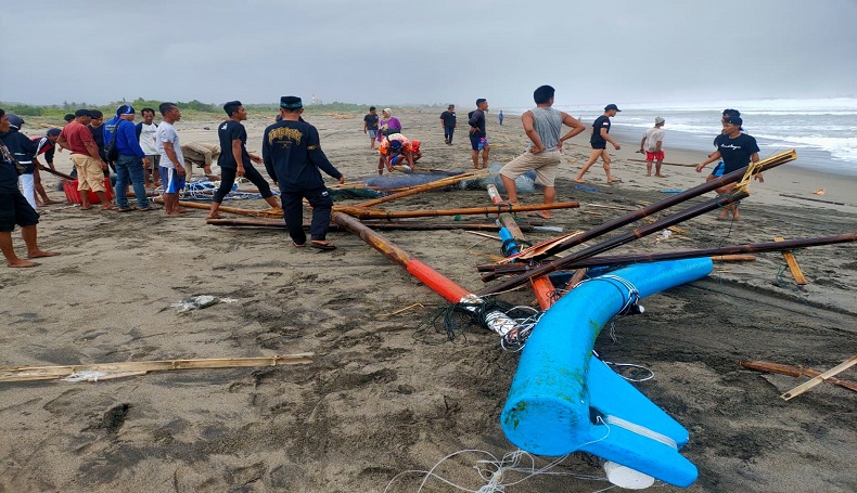 Gelombang Tinggi Hantam Pantai Tegalbuleud Sukabumi, Belasan Perahu Nelayan Rusak
