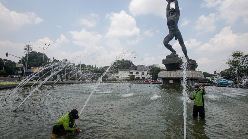 Melihat Perawatan Rutin Kolam Air Mancur Patung Pemuda Membangun - Bagian 1