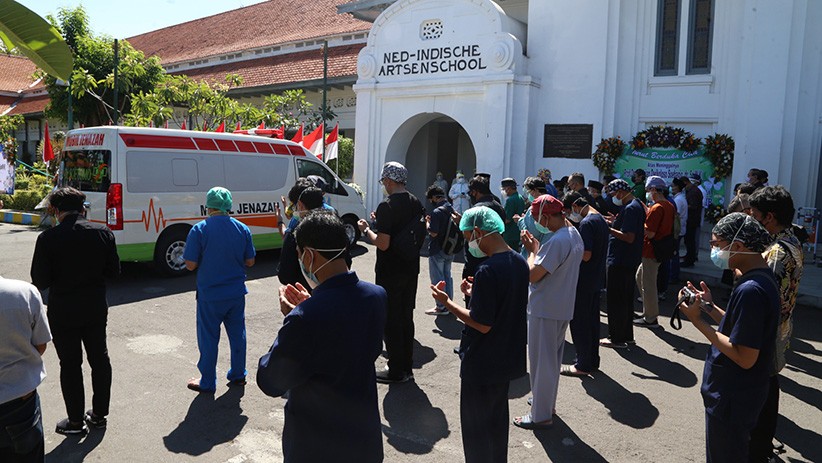 Suasana Haru Pelepasan Jenazah Wadir RSUD Dr Soetomo yang Meninggal karena Covid - Bagian 2
