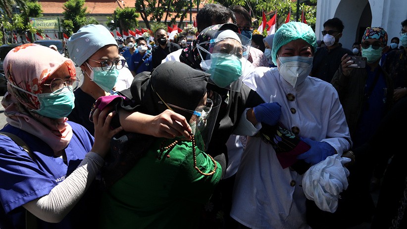 Suasana Haru Pelepasan Jenazah Wadir RSUD Dr Soetomo yang Meninggal karena Covid - Bagian 1
