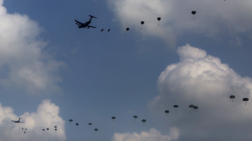 Terbang dari Guam dengan Pesawat C-17, Prajurit TNI AD dan US Army Terjun di Sumsel - Bagian 2