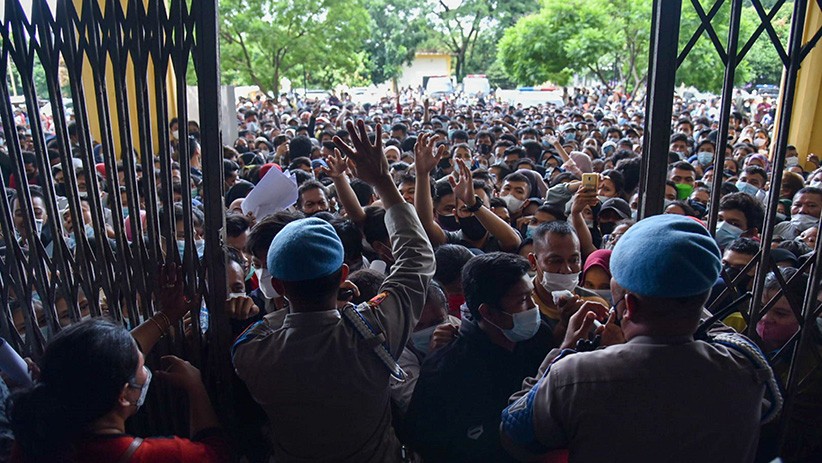 Ratusan Warga Berdesakan dan Berkerumun Berebut Vaksinasi di Medan - Bagian 1
