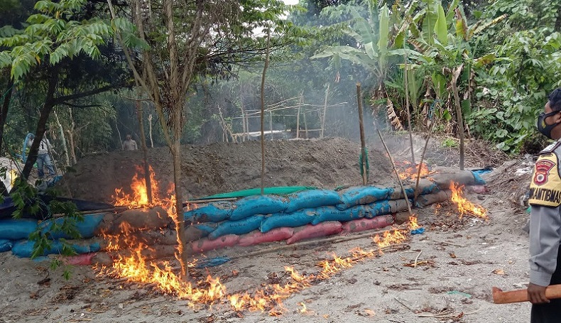 Polda Maluku Bakar Bak Rendaman Emas Liar di Pulau Buru