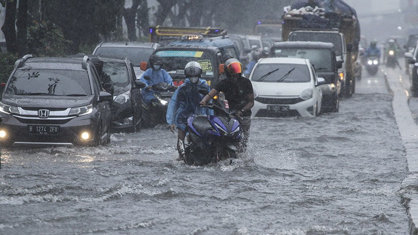Drainase Buruk, Jalan Margonda Raya Depok Terendam Air hingga 60 Cm - Bagian 2