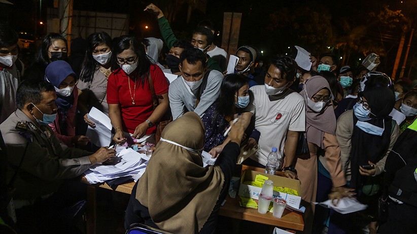 Ribuan Orang Berdesakan Daftar Vaksinasi Massal di Palangkaraya - Bagian 2
