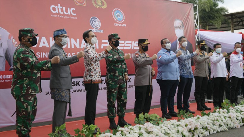 Ridwan Kamil Dampingi Panglima TNI dan Kapolri Tinjau Vaksinasi Massal Buruh - Bagian 1