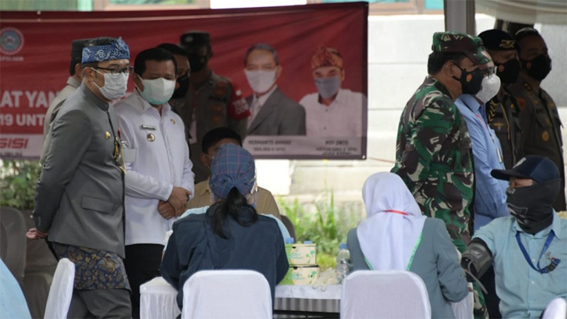 Ridwan Kamil Dampingi Panglima TNI dan Kapolri Tinjau Vaksinasi Massal Buruh - Bagian 2
