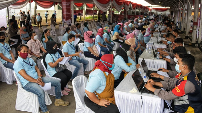 Ridwan Kamil Dampingi Panglima TNI dan Kapolri Tinjau Vaksinasi Massal Buruh - Bagian 3