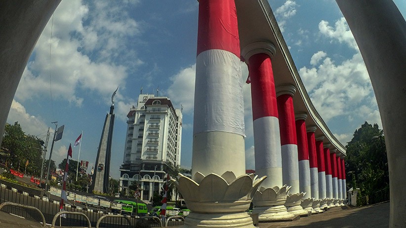 Penampakan Pilar Gerbang Sembilan Kota Bogor Dibalut Kain Merah Putih - Bagian 3