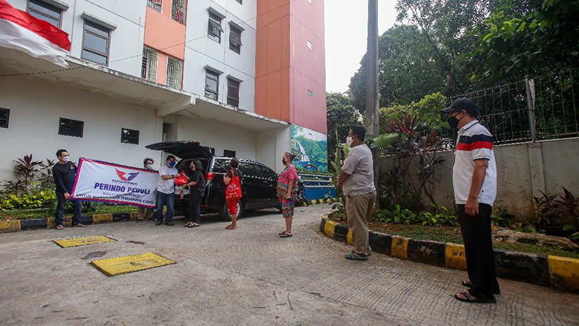 Partai Perindo Bagikan Sembako untuk Warga Rusunawa Pengadegan - Bagian 3