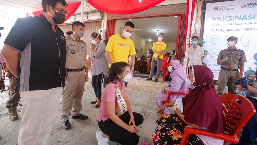 Momen Miss Indonesia 2020 Pricilia Carla Yules Kunjungi Sentra Vaksinasi MNC Peduli - Bagian 3