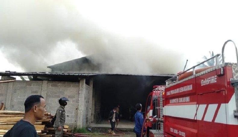 Pabrik Pengolahan Kayu di Sukabumi Terbakar Hebat, Damkar Kerahkan 5 Armada