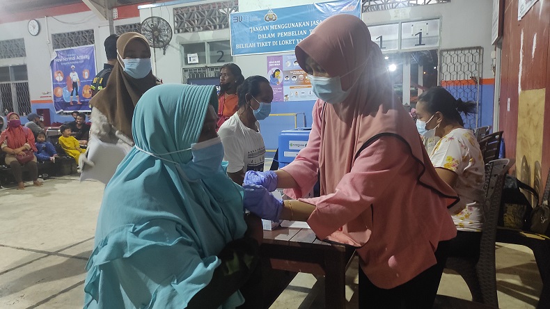 Satgas Covid-19 Vaksinasi 14 Penumpang yang Tertahan di Pelabuhan Tanjung Api-Api 