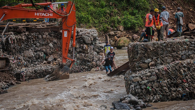 Jembatan Putus, Warga Nekat Lewati Derasnya Sungai Ciberang Lebak - Bagian 1