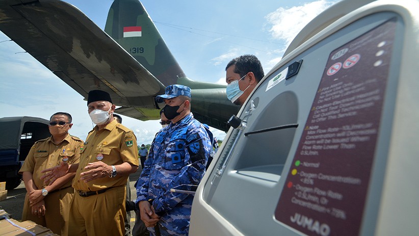 TNI Kerahkan Hercules C-130 Kirim 50 Konsentrator Oksigen ke Sumatera Barat - Bagian 3