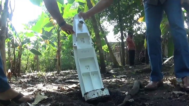 Brak, Benda Diduga Komponen Pesawat Jatuh ke Pekarangan Warga di Ngawi 