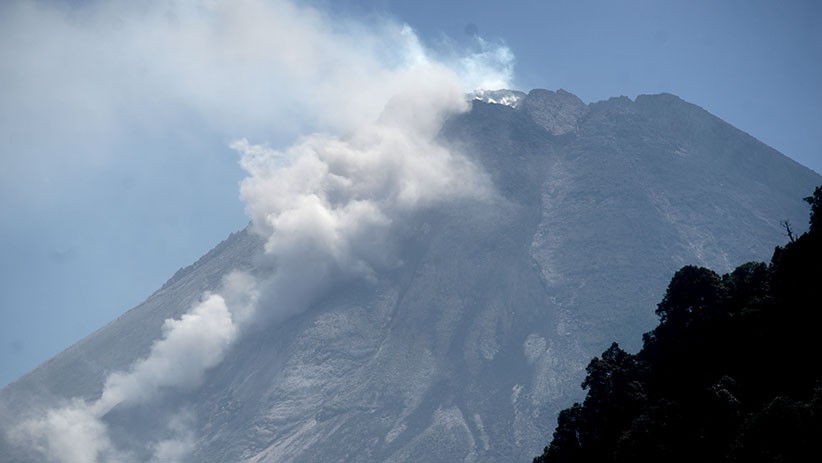 Gunung Merapi Alami 12 Kali Guguran Lava, Jarak Luncur hingga 1.000 Meter - Bagian 1