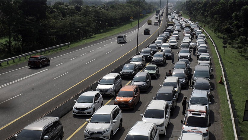 Penampakan Macet Panjang Menuju Jalan Raya Puncak Bogor - Bagian 1
