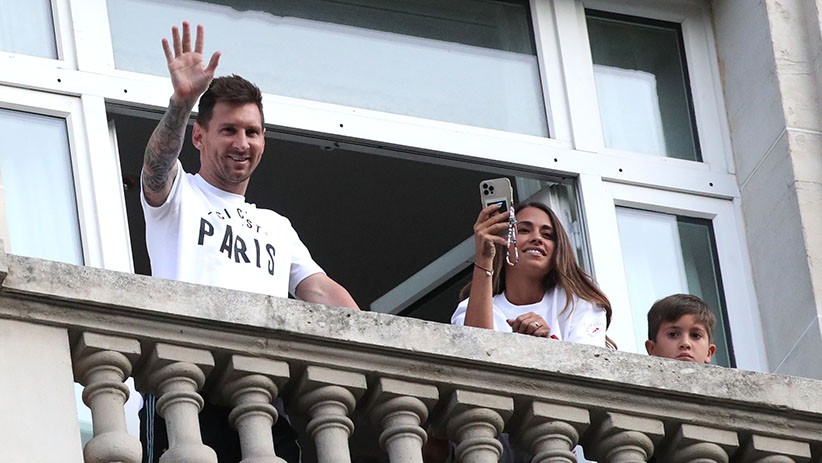 Momen Lionel Messi dan Keluarga Menyapa Suporter PSG - Bagian 1