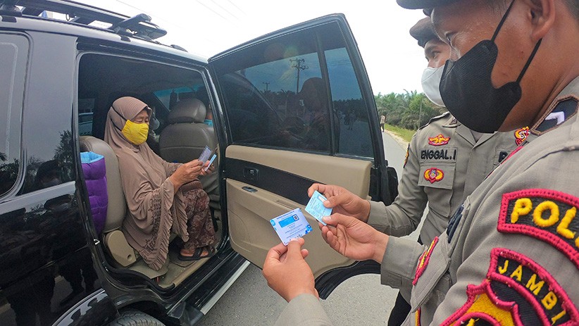 Masuk Desa Ini Dijaga Ketat Petugas Gabungan, Warga Wajib Tunjukkan Kartu Vaksin - Bagian 1