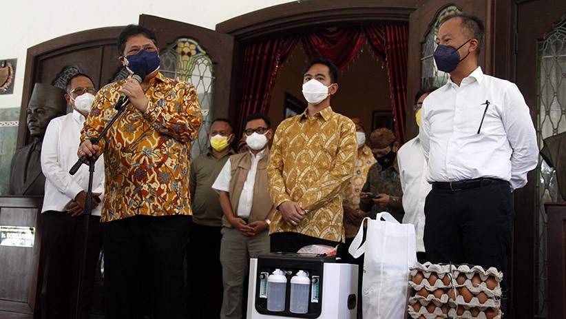 Bertemu Gibran, Airlangga Hartarto Serahkan Bantuan untuk Penanganan Covid-19 - Bagian 1