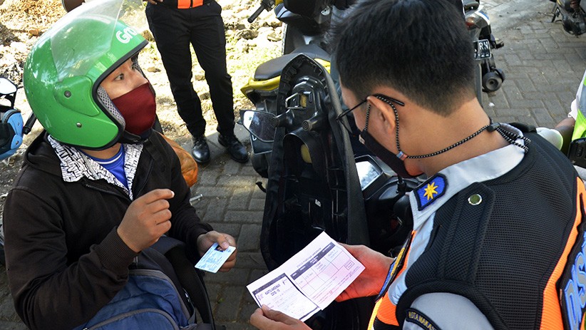 Perbatasan Makassar-Gowa Dijaga Ketat, Warga Diminta Tunjukkan Kartu Vaksin - Bagian 1