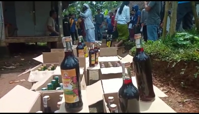 Massa di Tasikmalaya Gerebek Gudang Miras, Ditemukan 1.017 Botol