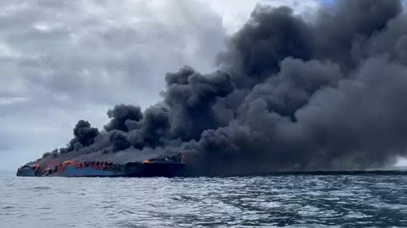 Penampakan Kapal Penumpang Terbakar di Perairan Bombana, Asap Membubung Tinggi - Bagian 1