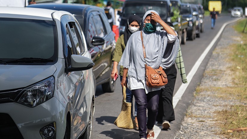 Jalur Trans Kalimantan Dijaga Ketat, Pelintas Wajib Tunjukkan Sertifikat Vaksin - Bagian 3
