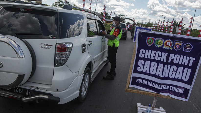 Jalur Trans Kalimantan Dijaga Ketat, Pelintas Wajib Tunjukkan Sertifikat Vaksin - Bagian 1