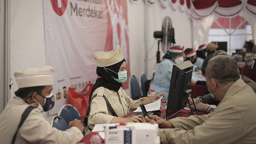 Sambut HUT RI, Tenaga Kesehatan Pakai Kostum Pejuang Kemerdekaan saat Vaksinasi - Bagian 3