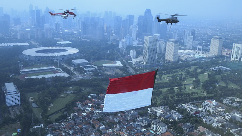 Helikopter TNI AU Bawa Bendera Merah Putih Raksasa di Langit Jakarta - Bagian 1