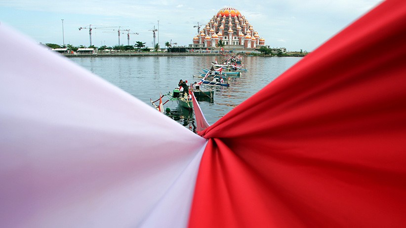 TNI - Polri dan Nelayan Bentangkan Bendera Merah Putih Sepanjang 1.000 Meter - Bagian 2