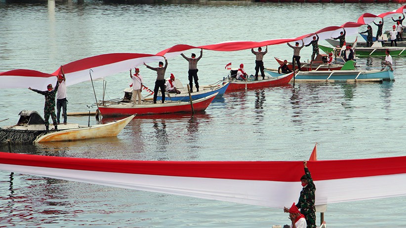 TNI - Polri dan Nelayan Bentangkan Bendera Merah Putih Sepanjang 1.000 Meter - Bagian 1