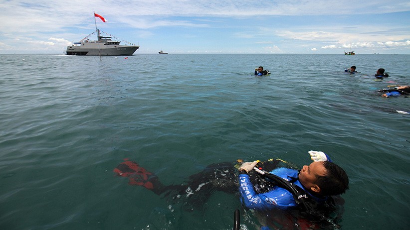 Pengibaran Bendera Merah Putih oleh Penyelam Gabungan dari Dalam Laut - Bagian 3