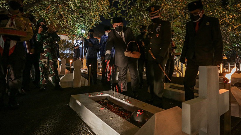 Suasana Renungan Suci di Taman Makam Pahlawan Memperingati HUT RI - Bagian 3