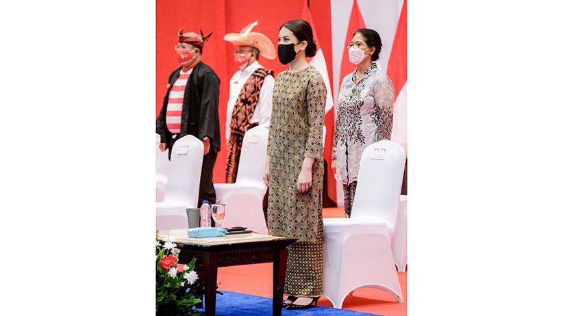 Wamenparekraf Angela Tanoesoedibjo Pakai Baju Kurung Manik Modifikasi saat Upacara HUT RI - Bagian 4