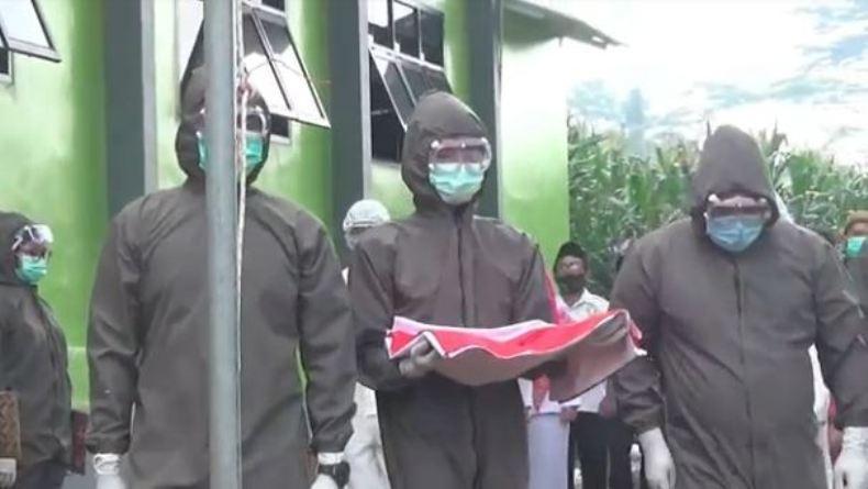 Kenakan APD Lengkap, Nakes di Banjarnegara Gelar Upacara HUT RI 