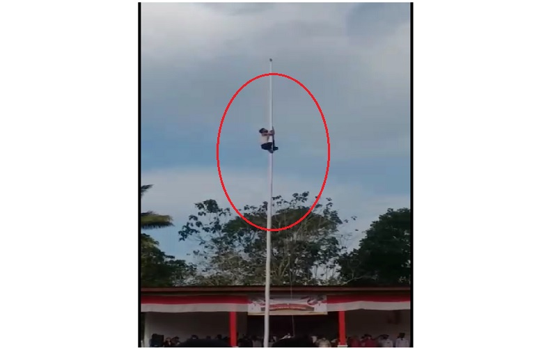 Viral Insiden Pengait Bendera Putus, Petugas Desa Sigap Panjat Tiang
