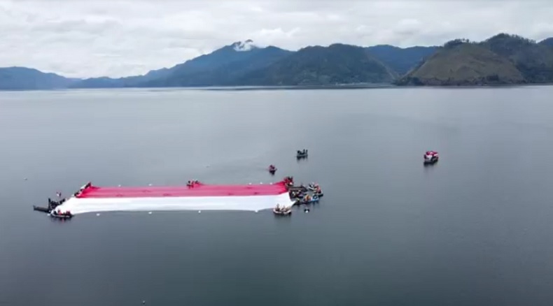 Bendera Raksasa Berkibar di Danau Laut Tawar Aceh Tengah