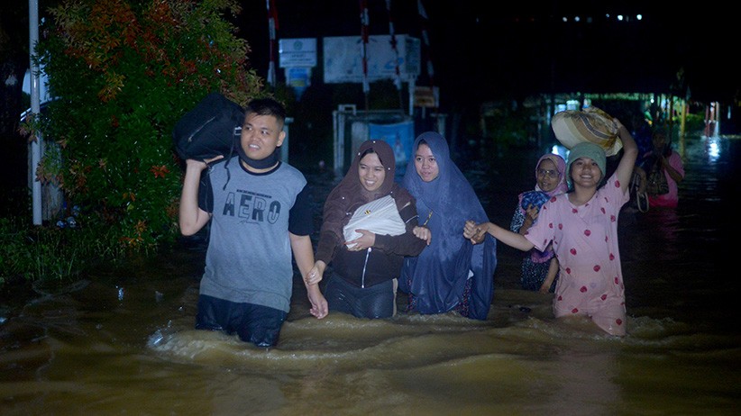Permukiman Lubuk Buaya Padang Banjir, Warga Evakuasi ke Tempat Tinggi - Bagian 2