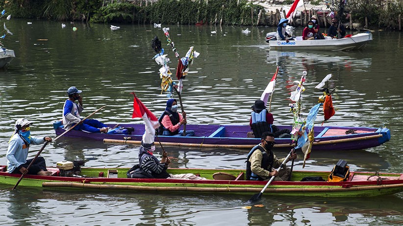 Aksi Aktivis Lingkungan Minta Masyarakat Tidak Buang Sampah di Sungai - Bagian 2