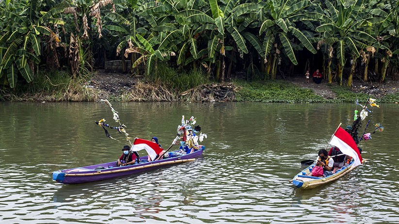 Aksi Aktivis Lingkungan Minta Masyarakat Tidak Buang Sampah di Sungai - Bagian 1